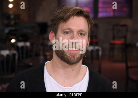 09 novembre 2018, en Rhénanie du Nord-Westphalie, Köln : l'Acteur Ken Duken est en studio après l'enregistrement de l'émission-débat WDR Kölner Treff. Photo : afp/Henning Kaiser Banque D'Images