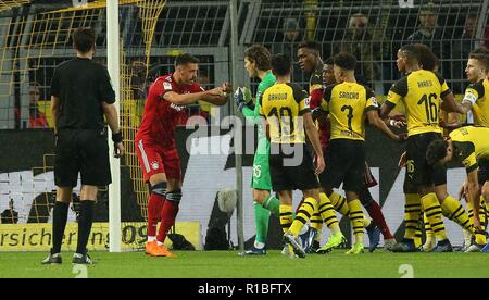 Dortmund, Allemagne. 10 Nov, 2018. firo : 10.11.2018, Football, 1.Bundesliga, la saison 2018/2019, BVB, Borussia Dortmund - FC Bayern Munich : 3 2 bousculade entre WAGNER et HITZ | utilisée dans le monde entier : dpa Crédit/Alamy Live News Banque D'Images