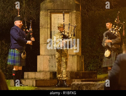 Strathblane, Stirlingshire, Scotland, UK. 11Th Nov, 2018. Au cours de la bataille - Un hommage de la nation. Dans l'obscurité, les cornemuseurs 6h au monument aux morts de Blanefield/Strathblane inscrivez-vous plus de 1 000 sonneurs dans le monde à jouer 'la bataille's O'er'. La bataille est l'O'er, une complainte traditionnelle écossaise a joué à la fin de la bataille commence la journée de commémorations du centenaire de la fin de la Première Guerre mondiale : Crédit Kay Roxby/Alamy Live News Banque D'Images