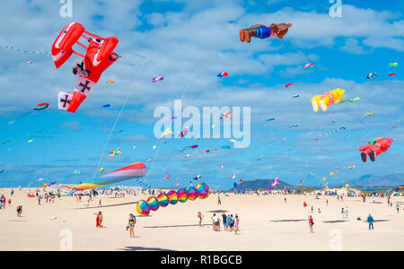 Fuerteventura, Îles Canaries, Espagne. 10 Nov, 2018. Un Baron Rouge kite se précipite vers le bas comme des centaines de cerfs-volants voler sur El Burro beach dunes près de Corralejo en 2018 Festival International de Cerf-volant à Fuerteventura dans les îles Canaries. Credit : ALAN DAWSON/Alamy Live News Banque D'Images