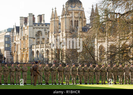 Cambridge, UK. 11 novembre, 2018. Dimanche du souvenir à Cambridge des événements marquant le centenaire de la fin de la Première Guerre mondiale. Instructions aux Agents de l'Université de Cambridge' Training Corps avant de portraits officiels. ) CamNews / Alamy Live News Banque D'Images