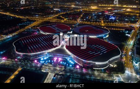 (181111) -- BEIJING, 11 novembre 2018 (Xinhua) -- Photo prise le 21 octobre 2018 présente le National Exhibition and Convention Centre (Shanghai), le principal lieu de la première importation de Chine Expo (CIEE) à Shanghai, à l'est de la Chine. (Xinhua/Ding Ting) (zwx) Banque D'Images