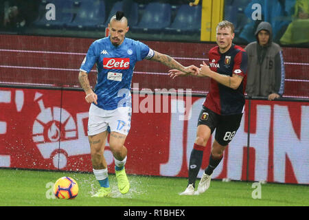 Genova, Liguria, Italie, le 10 novembre, 2018. Match de football Gênes - Naples à Luigi Ferraris dans photo Marek Hamsik et Oscar Hiljemark Crédit : Antonio Balasco/Alamy Live News Banque D'Images