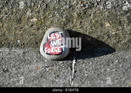 Bridport, Dorset, UK. 11 novembre 2018. Peint avec une pierre pour ne pas oublier à ce sujet le Dimanche du souvenir au monument aux morts de l'extérieur de l'église St Mary dans South Street à Bridport. 2018 Le Jour du Souvenir tombe sur le 100e anniversaire de l'armistice qui marque la fin de la Première Guerre mondiale. Crédit photo : Graham Hunt/Alamy Live News Banque D'Images