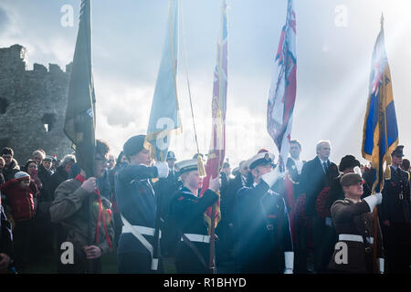 Pays de Galles Aberystwyth UK, 11/11/2018. Les gens se réunir pour déposer des couronnes et d'hommage aux soldats tombés dans toutes les guerres et les conflits, le Dimanche du souvenir, et le 100e anniversaire de l'Armistice qui mit fin à la Première Guerre mondiale, dans des conditions très venteuses mais lumineux à l'emblématique monument commémoratif de guerre dans le château pointe à Aberystwyth sur les côtes de la Baie de Cardigan, West Wales crédit photo Keith Morris / Alamy Live News Banque D'Images