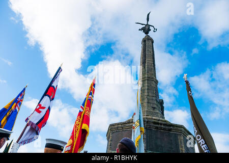 Pays de Galles Aberystwyth UK, 11/11/2018. Les gens se réunir pour déposer des couronnes et d'hommage aux soldats tombés dans toutes les guerres et les conflits, le Dimanche du souvenir, et le 100e anniversaire de l'Armistice qui mit fin à la Première Guerre mondiale, dans des conditions très venteuses mais lumineux à l'emblématique monument commémoratif de guerre dans le château pointe à Aberystwyth sur les côtes de la Baie de Cardigan, West Wales crédit photo Keith Morris / Alamy Live News Banque D'Images