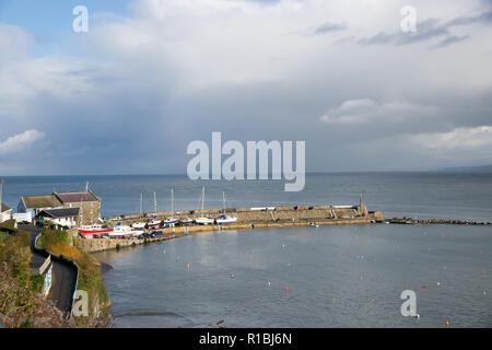 New Quay, au Royaume-Uni. 11Th Nov, 2018. Le soleil et les arcs-en-ciel plus de New Quay au Pays de Galles. Avec une mer calme les dauphins et les phoques peuvent être vus l'alimentation sur les maquereaux à marée haute. Credit : Keith Larby/Alamy Live News Banque D'Images