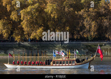 Londres, Royaume-Uni. 11Th Nov, 2018. Gloriana', 'la barge de 90 pieds commandé comme un hommage à la reine Elizabeth II pour son Jubilé de diamant 2012, conduit une flottille de bateaux prenant part à un service du souvenir pour commémorer le centenaire de la signature de l'Armistice qui a marqué la fin de la Première Guerre mondiale. Credit : Mark Kerrison/Alamy Live News Banque D'Images