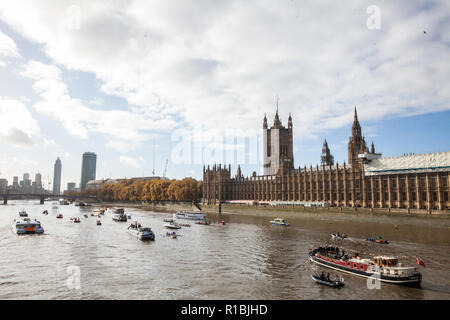 Londres, Royaume-Uni. 11Th Nov, 2018. Une flottille de bateaux menés par 'Gloriana', la barge de 90 pieds commandé comme un hommage à la reine Elizabeth II pour son Jubilé de diamant 2012, prend part à une cérémonie du Souvenir pour commémorer le centenaire de la signature de l'Armistice qui a marqué la fin de la Première Guerre mondiale. Credit : Mark Kerrison/Alamy Live News Banque D'Images