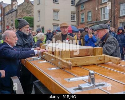 Wirksworth Derbyshire, Royaume-Uni. 11Th Nov, 2018. , WW1 se rappelait d'une centaine d'années, le fait d'une pierre tombale gravée et de Middleton par Wirksworth de Hopton Wood stone par Colin Julienne de L Petts tailleurs portés par la calèche à l'église Sainte Marie de Wirksworth. De : Doug Blane/Alamy Live News Banque D'Images