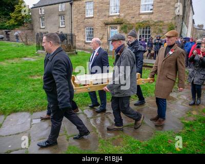 Wirksworth Derbyshire, Royaume-Uni. 11Th Nov, 2018. , WW1 se rappelait d'une centaine d'années, le fait d'une pierre tombale gravée et de Middleton par Wirksworth de Hopton Wood stone par Colin Julienne de L Petts tailleurs portés par la calèche à l'église Sainte Marie de Wirksworth. De : Doug Blane/Alamy Live News Banque D'Images