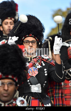 Londres, Royaume-Uni. 11Th Nov, 2018. Les membres de la Shree Muktajeevan Swamibapa Pipe Band London (UK) répéter près du centre commercial. Crédit : Matthieu Chattle/Alamy Live News Banque D'Images