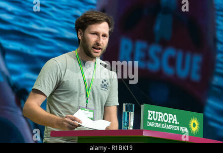 Leipzig, Allemagne. 11Th Nov, 2018. Ruben Neugebauer, militante Sea-Watch, parle à la 43e Conférence des délégué fédéral Bündnis 90/Die Grünen à Leipzig. Le congrès du parti se concentrera sur l'adoption du programme pour les élections européennes et l'élaboration de la liste fédérale des verts pour les élections européennes. Credit : Hendrik Schmidt/dpa-Zentralbild/ZB/dpa/Alamy Live News Banque D'Images