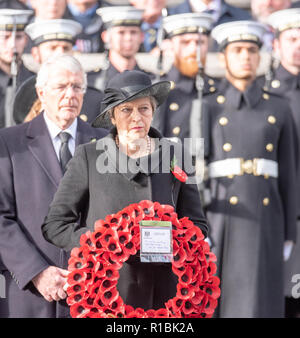 London UK, 11 novembre 2018 Le Service national du souvenir au monument de la guerre, Londres le Dimanche du souvenir en présence de Sa Majesté la Reine, le premier ministre, Theresa May, anciens premiers ministres, ministres et represenrtatives du Commenwealth Le Premier Ministre, Theresa May avec une couronne de l'ancien ministre prie Jean Jajor est derrière son crédit, Ian Davidson/Alamy Live News Banque D'Images