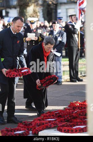 Brighton UK 11 novembre 2018 - Professeur Debra Humphris le vice-chancelier de l'Université de Brighton dépose une couronne à l'acte de commémoration publique tenue à Brighton War Memorial . Il est aujourd'hui les 100 ans de la fin de la Première Guerre mondiale le 11 novembre 1918 . Photographie prise par Simon Dack Crédit : Simon Dack/Alamy Live News Banque D'Images