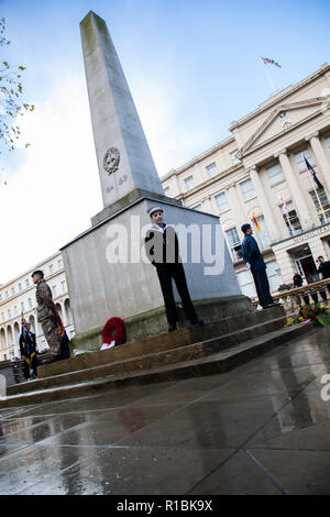 Cheltenham, Royaume-Uni. 11Th Nov, 2018. Un cadet debout sur un monument Crédit : Victor/Storublev Alamy Live News Banque D'Images