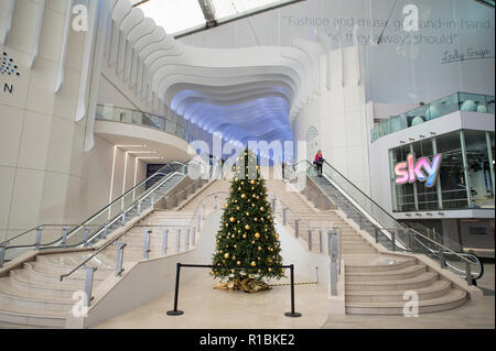 O2, Londres, Royaume-Uni. 11 novembre, 2018. Arbre de Noël à l'entrée de l'icône nouveau centre commercial situé dans l'O2. Credit : Malcolm Park/Alamy Live News. Banque D'Images