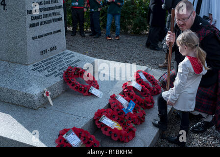 Lisvane, Cardiff, Pays de Galles, Royaume-Uni. 11Th Nov, 2018. Le petit village de Lisvane maintenant à la périphérie de Cardiff a perdu 5 hommes (Edgar a Charles Drury d. 1 avril 1916 Thomas David Evans, d. 5 août 1917 Frederick William Robertson Turner, d. 5 août 1916 Charles Joseph Wilkie, d .19 octobre 1916 Arthur Llewellyn Williams, d. 4 novembre 1918 de 20). Aujourd'hui marque le 100e anniversaire de l'armistice signé par les parties et des centaines se sont réunis au monument de la guerre comme dans les villages, villes et citiesthe monde entier, pour rendre hommage à ceux qui ont donné leurs lendemains pour notre aujourd'hui. Crédit : IAN Banque D'Images