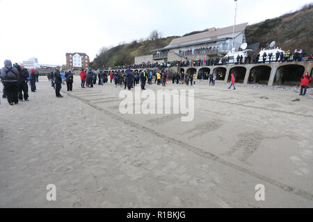 Folkestone, Kent, UK. 11Th Nov, 2018. Les membres du public s'est joint à l'aide des pochoirs pour faire 100 lignes de vies perdues dans les guerres, à Folkestone, Kent, le 11 novembre 2018, marquant le centenaire de l'Armistice : Crédit Monica Wells/Alamy Live News Banque D'Images