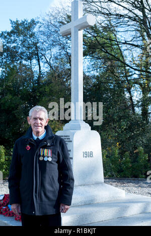 Lisvane, Cardiff, Pays de Galles, Royaume-Uni. 11Th Nov, 2018. Le petit village de Lisvane maintenant à la périphérie de Cardiff a perdu 5 hommes (Edgar a Charles Drury d. 1 avril 1916 Thomas David Evans, d. 5 août 1917 Frederick William Robertson Turner, d. 5 août 1916 Charles Joseph Wilkie, d .19 octobre 1916 Arthur Llewellyn Williams, d. 4 novembre 1918 de 20). Aujourd'hui marque le 100e anniversaire de l'armistice signé par les parties et des centaines se sont réunis au monument de la guerre comme dans les villages, villes et citiesthe monde entier, pour rendre hommage à ceux qui ont donné leurs lendemains pour notre aujourd'hui. Crédit : IAN Banque D'Images