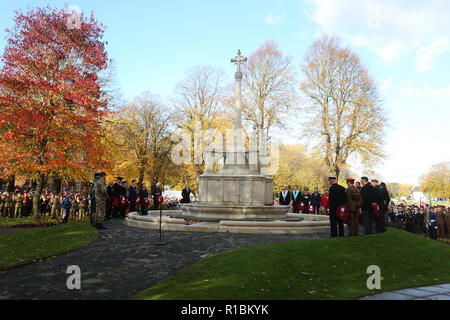 Souvenir de Chichester, West Sussex, UK. Gillian Keegan, député fédéral de la circonscription de Chichester sur la photo parmi les autres personnalités à Litten Gardens, St Pancras Road, Chichester pour le Service du souvenir. 11 novembre 2018. Le Conseil municipal a commandé une sculpture spéciale qui sera situé dans un jardin nouvellement conçu de réflexion et de réconciliation situé sur le côté nord de Litten Jardins. Dans le parc adjacent, la route de l'Artillerie de garnison des bénévoles seront Manning a World War One 18 pdr gun à New Park Road et le tir d'un déluge de dix tours dans les moments précédant immédiatement la Banque D'Images