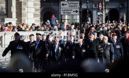 Londres, Royaume-Uni. 11 novembre 2018. Départ d'anciens combattants à pied par Whitehall Place du Parlement sur Dimanche du souvenir qui, cette année, marque le centenaire de l'Armistice. Crédit : Stephen Chung / Alamy Live News Banque D'Images