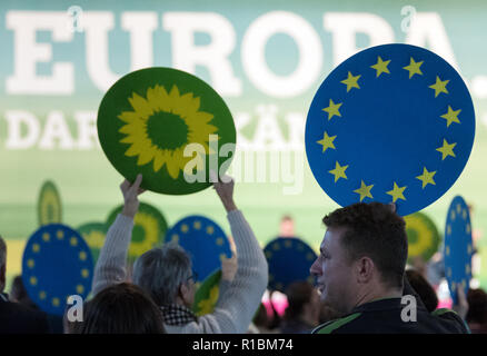 Leipzig, Allemagne. 11Th Nov, 2018. Les délégués à la 43e Conférence des délégués fédéraux de Bündnis 90/Die Grünen en attente de Leipzig signe avec l'emblème de l'Union européenne et le logo du parti vers le haut. Le congrès du parti se concentrera sur l'adoption du programme pour les élections européennes et l'élaboration de la liste fédérale des verts pour les élections européennes. Credit : Hendrik Schmidt/dpa-Zentralbild/dpa/Alamy Live News Banque D'Images