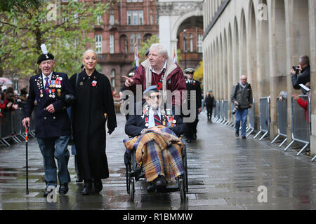 Manchester, UK. 11Th Nov 2018. Anciens combattants d'un conflit, les membres des forces canadiennes et des membres de la public de prendre part au service du souvenir marquant 100 ans depuis la fin de la SECONDE GUERRE MONDIALE !. Le Cénotaphe, Manchester, 11 novembre 2018 (C)Barbara Cook/Alamy Live News Banque D'Images