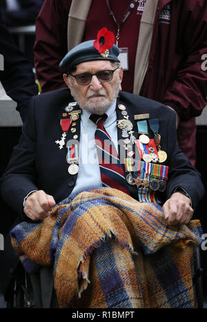 Manchester, UK. 11Th Nov 2018. Anciens combattants d'un conflit, les membres des forces canadiennes et des membres de la public de prendre part au service du souvenir marquant 100 ans depuis la fin de la SECONDE GUERRE MONDIALE !. Le Cénotaphe, Manchester, 11 novembre 2018 (C)Barbara Cook/Alamy Live News Banque D'Images