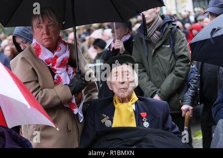 Manchester, UK. 11Th Nov 2018. Anciens combattants d'un conflit, les membres des forces canadiennes et des membres de la public de prendre part au service du souvenir marquant 100 ans depuis la fin de la SECONDE GUERRE MONDIALE !. Le Cénotaphe, Manchester, 11 novembre 2018 (C)Barbara Cook/Alamy Live News Banque D'Images