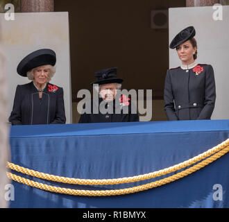 London UK, 11 novembre 2018 Le Service national du souvenir au monument de la guerre, Londres le Dimanche du souvenir en présence de Sa Majesté la Reine, le premier ministre, Theresa May, anciens premiers ministres, ministres et représentants de l'Commenwealth SM la Reine (centre) S.A.R. la duchesse de Cornwall et de Son Altesse Royale la duchesse de Cambridge Credit Ian Davidson/Alamy Live News Banque D'Images