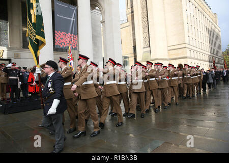 Manchester, UK. 11Th Nov 2018. Anciens combattants d'un conflit, les membres des forces canadiennes et des membres de la public de prendre part au service du souvenir marquant 100 ans depuis la fin de la SECONDE GUERRE MONDIALE !. Le Cénotaphe, Manchester, 11 novembre 2018 (C)Barbara Cook/Alamy Live News Banque D'Images