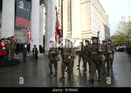 Manchester, UK. 11Th Nov 2018. Anciens combattants d'un conflit, les membres des forces canadiennes et des membres de la public de prendre part au service du souvenir marquant 100 ans depuis la fin de la SECONDE GUERRE MONDIALE !. Le Cénotaphe, Manchester, 11 novembre 2018 (C)Barbara Cook/Alamy Live News Banque D'Images