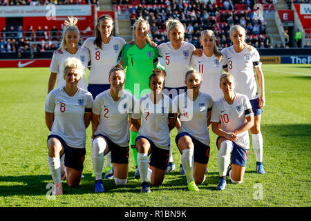 Rotherham, dans le Yorkshire, UK. 11Th Nov 2018. Rotherham, South Yorkshire, UK. 11Th Nov 2018. L'Angleterre s'aligner avant le match amical entre l'Angleterre et la Suède femmes Femmes à New York Stadium le 11 novembre 2018 à Rotherham, South Yorkshire, Angleterre. (Photo de Daniel Chesterton/phcimages.com) : PHC Crédit Images/Alamy Live News Banque D'Images