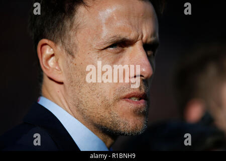 Rotherham, dans le Yorkshire, UK. 11Th Nov 2018. Rotherham, South Yorkshire, UK. 11Th Nov 2018. Gestionnaire de l'Angleterre Phil Neville avant le match amical entre l'Angleterre et la Suède femmes Femmes à New York Stadium le 11 novembre 2018 à Rotherham, South Yorkshire, Angleterre. (Photo de Daniel Chesterton/phcimages.com) : PHC Crédit Images/Alamy Live News Banque D'Images