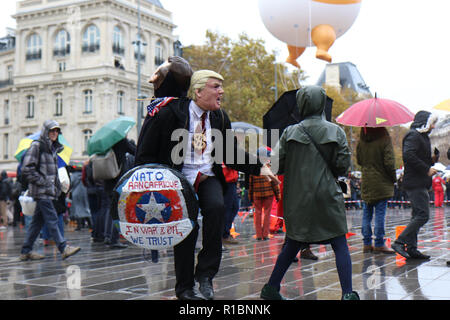 Paris, France. Nov 11 Nov 2018 2018.11, Paris, France - un manifestant dans un masque d'Atout s'engage avec d'autres à la place de la République à Paris lors d'une démonstration d'Atout. Crédit : Justin S. Johnson/Alamy Live News Banque D'Images