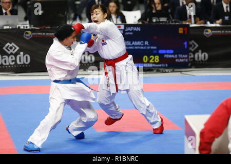 Madrid, Espagne. Nov 9, 2018. Ayumi Uekusa (JPN) Karate : Uekusa lutte à l'Iran's team player pendant féminin de l'équipe Kumité 3ème tour dans le '24 WKF Championnats du Monde de Karaté 2018 à Madrid, le WiZink au centre de Madrid, Espagne . Credit : Mutsu Kawamori/AFLO/Alamy Live News Banque D'Images