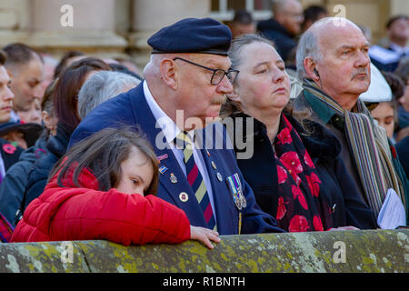 Northampton, Royaume-Uni. 11 novembre 2018. Northampton rend hommage aux membres des forces armées qui ont perdu leur vie dans l'exercice de leurs fonctions avec un défilé du jour du Souvenir. Il s'agit d'une année particulière, en particulier en tant que 2018 marque les 100 ans depuis la fin de la Première Guerre mondiale. Le Northampton Pipe Band et l'Air training corps mener la parade. Credit : Keith J Smith./Alamy Live News Banque D'Images