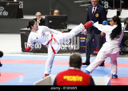 Madrid, Espagne. Nov 9, 2018. Ayaka Saito (JPN) Karate : Saito lutte à l'équipe d'Espagne au cours de l'équipe joueur Kumite féminin Semi finale dans la '24e Championnats du Monde de Karaté WKF 2018 Madrid' à l'WiZink au centre de Madrid, Espagne . Credit : Mutsu Kawamori/AFLO/Alamy Live News Banque D'Images