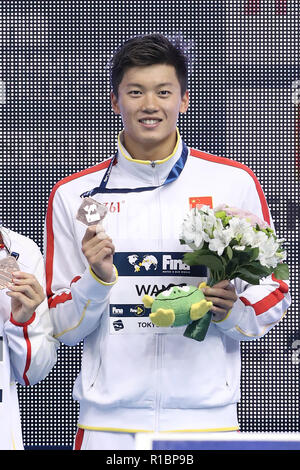 Tokyo. 11Th Nov, 2018. La Chine Wang Shun pose sur le podium lors de la remise du prix après la men's 200m nage libre lors de la Coupe du Monde de Natation FINA à Tokyo, Japon, Nov.11, 2018. Crédit : Du Xiaoyi/Xinhua/Alamy Live News Banque D'Images