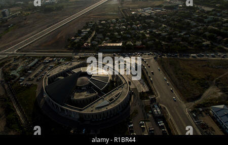 (181111) -- PORT MORESBY, 11 novembre 2018 (Xinhua) -- Photo prise le 10 novembre 2018 montre la vue aérienne de l'International Convention Centre à Port Moresby, Papouasie Nouvelle Guinée. La coopération économique Asie-Pacifique (APEC) les réunions se déroulera du 12 au 18 novembre à Port Moresby, Papouasie Nouvelle Guinée. (Xinhua/Bai Xuefei)(dh) Banque D'Images