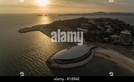 (181111) -- PORT MORESBY, 11 novembre 2018 (Xinhua) -- Photo prise le 11 novembre 2018 montre la vue aérienne du centre de conférence des dirigeants de l'APEC, le Haus, à Port Moresby, Papouasie Nouvelle Guinée. La coopération économique Asie-Pacifique (APEC) les réunions se déroulera du 12 au 18 novembre à Port Moresby, Papouasie Nouvelle Guinée. (Xinhua/Bai Xuefei)(dh) Banque D'Images