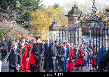 Kidderminster, UK. 11 novembre, 2018. Avec des activités de commémoration qui aura lieu dans le monde aujourd'hui, les gens de Kidderminster sortent par centaines pour commémorer ceux qui ont donné leur vie pour leur pays. Sur un matin ensoleillé, des foules se rassemblent à St Mary and All Saints Church, encerclant l'Ange de la paix monument aux morts pour rendre hommage. Credit : Lee Hudson/Alamy Live News Banque D'Images