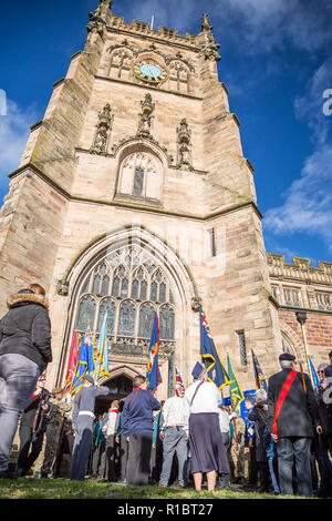 Kidderminster, UK. 11 novembre, 2018. Avec des activités de commémoration qui aura lieu dans le monde aujourd'hui, les gens de Kidderminster sortent par centaines pour commémorer ceux qui ont donné leur vie pour leur pays. Sur un matin ensoleillé, des foules se rassemblent à St Mary and All Saints Church, encerclant l'Ange de la paix monument aux morts pour rendre hommage. Credit : Lee Hudson/Alamy Live News Banque D'Images