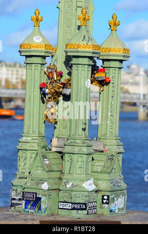 Londres, Royaume-Uni, 11 novembre 2018 Amour cadenas sur le pont de Westminster à côté de Big Ben. Des couples aimant laisser cadenas attachés à la lumière sur le pont. Les foules envahissent la Tamise comme le soleil apparaît sur le Souvenir le dimanche. Credit : JOHNNY ARMSTEAD/Alamy Live News Banque D'Images