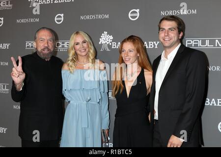 John Paul DeJoria, Eloise Broady DeJoria, Invité, John Anthony DeJoria aux arrivées de 2018 Baby2Baby et Gala Giving Tree prix présenté par Paul Mitchell, 3Labs, ou 8461 Warner Drive LLC, Culver City, CA, le 10 novembre 2018. Photo par : Priscilla Grant/Everett Collection Banque D'Images