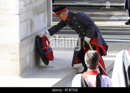 (181111) -- Londres, 11 novembre 2018 (Xinhua) -- Le Prince Charles, prince de Galles, assiste à la cérémonie annuelle du souvenir marquant le 100e anniversaire de la fin de la Première Guerre mondiale à Londres, Angleterre le 11 novembre 2018. La reine Elizabeth II a été rejoint le dimanche matin par des milliers de soldats, anciens et actuels, des politiciens et des diplomates en marquant le 100e anniversaire de la fin de la Première Guerre mondiale, lors de l'Assemblée défilé du jour du Souvenir au centre de Londres. (Xinhua/Ray Tang)(dh) Banque D'Images