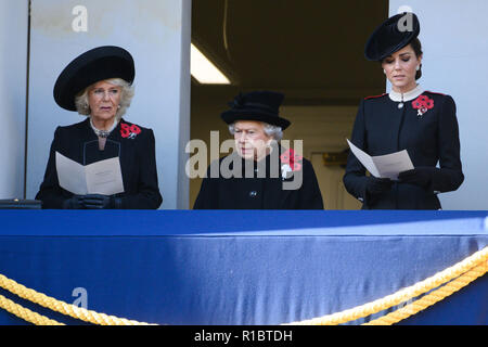 (181111) -- Londres, 11 novembre 2018 (Xinhua) -- Camilla, Duchesse de Cornouailles, la reine Elizabeth II La Grande-Bretagne et Catherine, duchesse de Cambridge (de G à D) participer à l'Assemblée cérémonie du souvenir marquant le 100e anniversaire de la fin de la Première Guerre mondiale à Londres, Angleterre le 11 novembre 2018. La reine Elizabeth II a été rejoint le dimanche matin par des milliers de soldats, anciens et actuels, des politiciens et des diplomates en marquant le 100e anniversaire de la fin de la Première Guerre mondiale, lors de l'Assemblée défilé du jour du Souvenir au centre de Londres. (Xinhua/Ray Tang)(dh) Banque D'Images