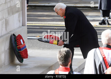 (181111) -- Londres, 11 novembre 2018 (Xinhua) -- Le Président allemand Frank-Walter Steinmeier assiste à la cérémonie annuelle du souvenir marquant le 100e anniversaire de la fin de la Première Guerre mondiale à Londres, Angleterre le 11 novembre 2018. La reine Elizabeth II a été rejoint le dimanche matin par des milliers de soldats, anciens et actuels, des politiciens et des diplomates en marquant le 100e anniversaire de la fin de la Première Guerre mondiale, lors de l'Assemblée défilé du jour du Souvenir au centre de Londres. (Xinhua/Ray Tang)(dh) Banque D'Images