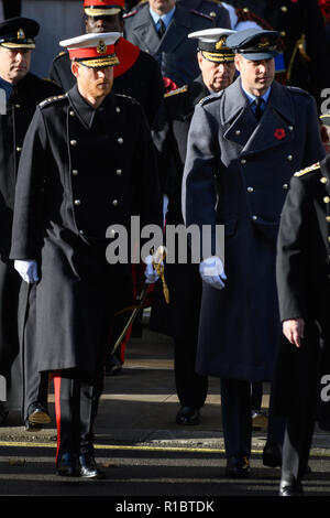 (181111) -- Londres, 11 novembre 2018 (Xinhua) -- le prince Harry (L, avant), duc de Kent et le Prince William (R, à l'avant), le duc de Cambridge assister à la cérémonie du souvenir annuel marquant le 100e anniversaire de la fin de la Première Guerre mondiale à Londres, Angleterre le 11 novembre 2018. La reine Elizabeth II a été rejoint le dimanche matin par des milliers de soldats, anciens et actuels, des politiciens et des diplomates en marquant le 100e anniversaire de la fin de la Première Guerre mondiale, lors de l'Assemblée défilé du jour du Souvenir au centre de Londres. (Xinhua/Ray Tang)(dh) Banque D'Images